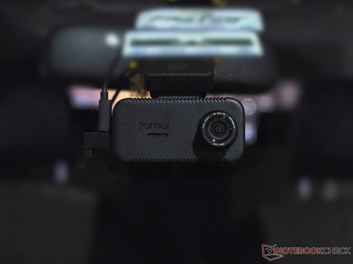 Kamera depan dashcam 70mai A810 Lite terpasang di kaca depan mobil