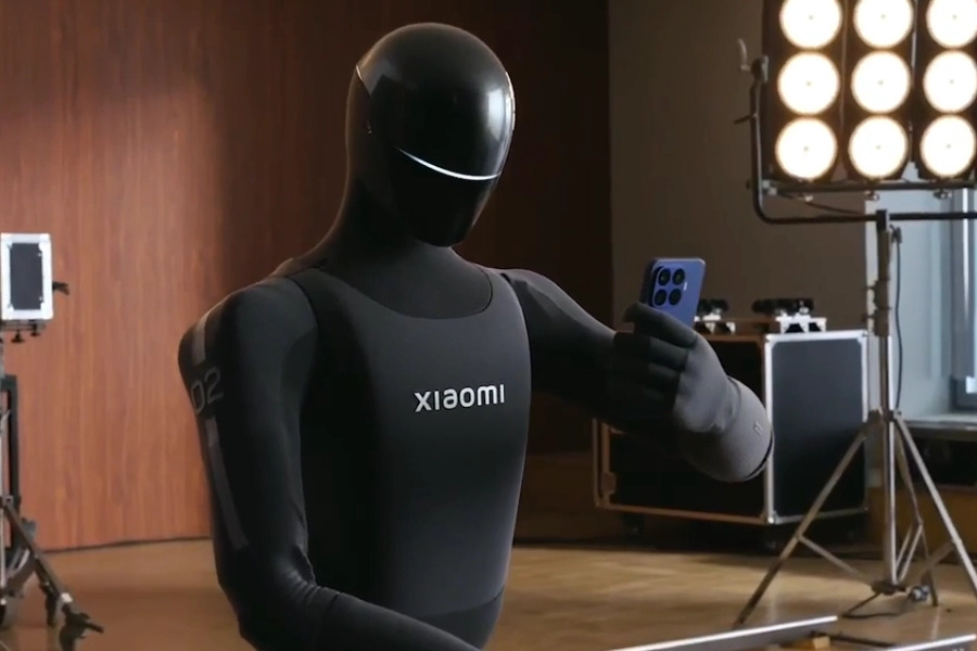 Xiaomi robot clicking pictures